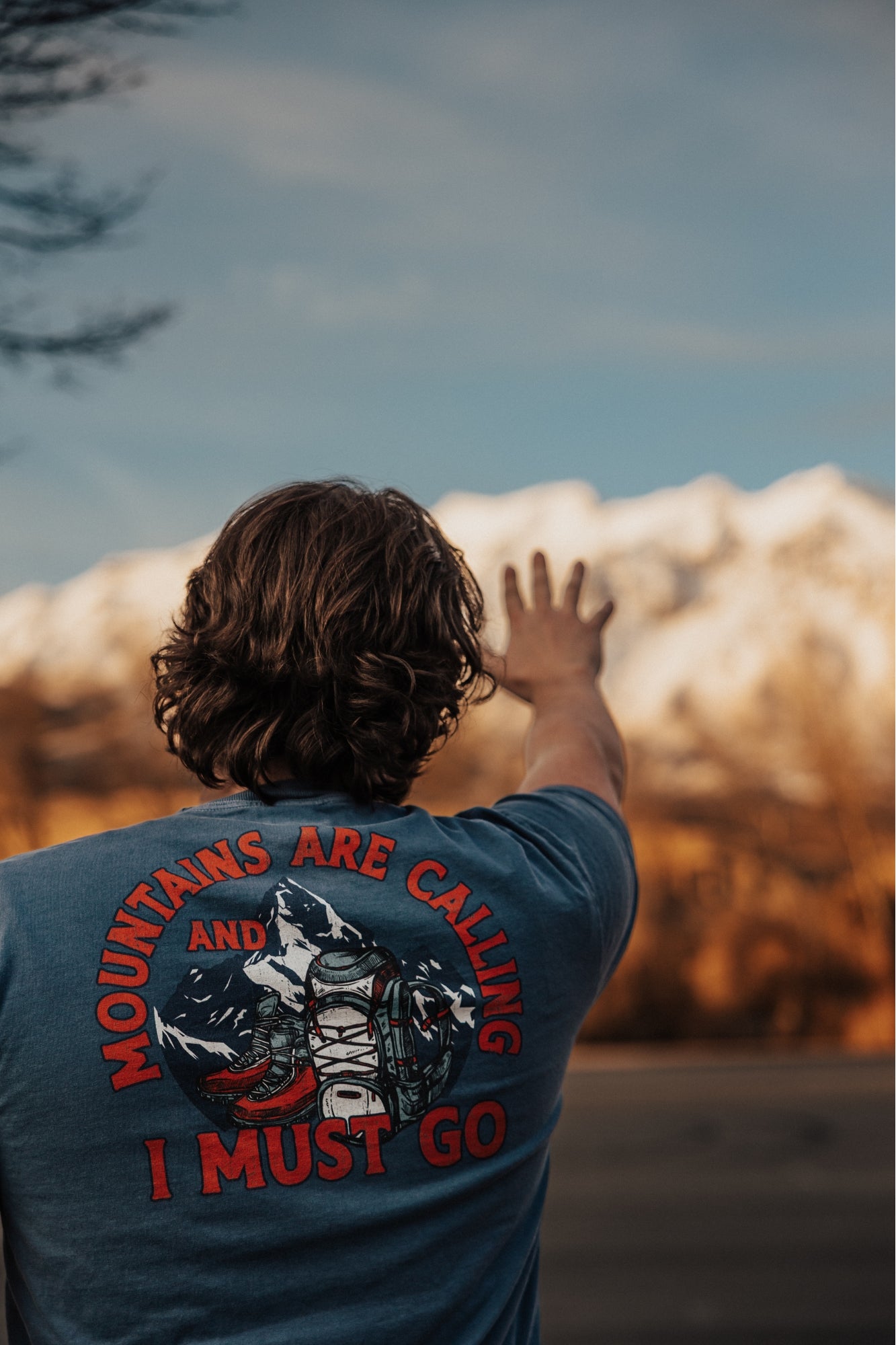 The Mountains Are Calling T-Shirt – Adventure Quote Tee for Outdoor Lovers